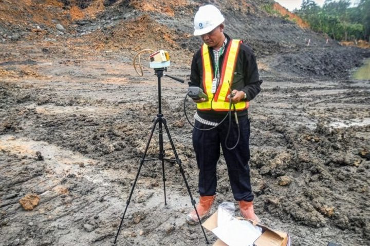 Valuation Techniques and Risk Evaluation of Mining Projects: Discounted Cash Flow and Real Options
